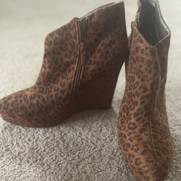 Leopard Wedge Booties Size 10 - Picture 2 of 6